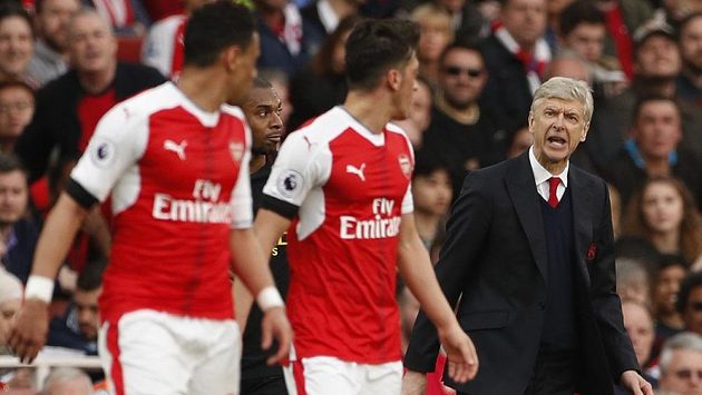Manažer Arsenalu Arséne Wenger burcuje během víkendového šlágru proti Manchesteru City své svěřence Francise Coquelina a Mesuta Özila. Manažer Arsenalu Arséne Wenger burcuje během víkendového šlágru proti Manchesteru City své svěřence Francise Coquelina a Mesuta Özila.