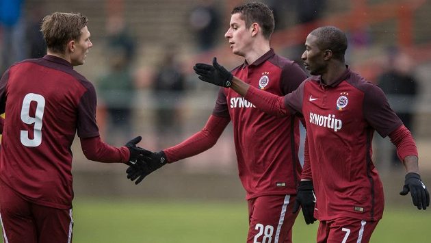 Fotbalisté Sparty Praha slaví gól v přípravném duelu s Ústím nad Labem. Zleva Bořek Dočkal, Ondřej Zahustel a Kehinde Fatai. Fotbalisté Sparty Praha slaví gól v přípravném duelu s Ústím nad Labem. Zleva Bořek Dočkal, Ondřej Zahustel a Kehinde Fatai.