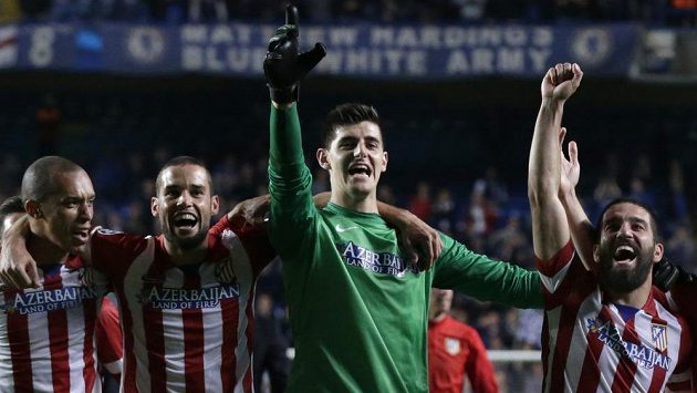 Fotbalisté Atlétika se radují z postupu do finále Ligy mistrů. Druhý zprava je rozradostněný brankář madridského týmu Thibaut Courtois. Fotbalisté Atlétika se radují z postupu do finále Ligy mistrů. Druhý zprava je rozradostněný brankář madridského týmu Thibaut Courtois.