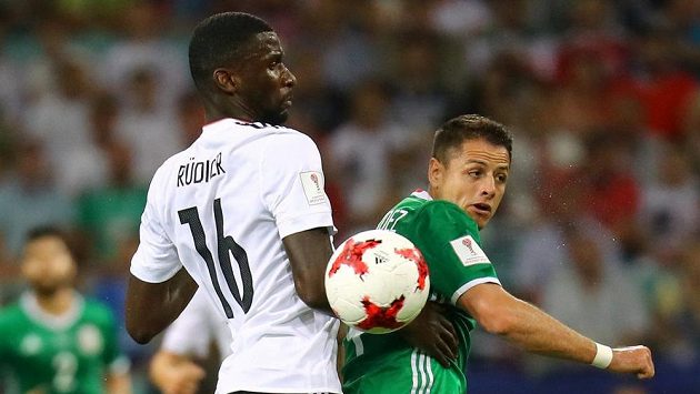 Německý zadák Antonio Rüdiger (vlevo) v souboji s Javierem Hernándezem z Mexika na Poháru FIFA v Rusku. Německý zadák Antonio Rüdiger (vlevo) v souboji s Javierem Hernándezem z Mexika na Poháru FIFA v Rusku.
