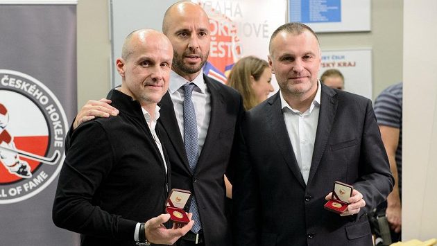 Martin Straka (vlevo), Martin Ručínský a Robert Reichel z olympijského hokejového týmu z Nagana. Martin Straka (vlevo), Martin Ručínský a Robert Reichel z olympijského hokejového týmu z Nagana.
