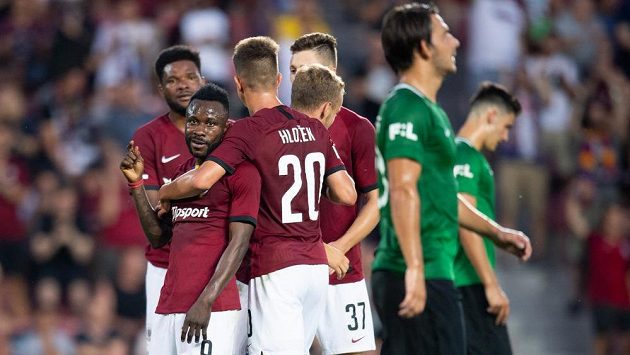 Guélor Kanga ze Sparty Praha oslavuje se spoluhráči gól na 3:0 z penalty během utkání 4. kola Fortuna ligy. Guélor Kanga ze Sparty Praha oslavuje se spoluhráči gól na 3:0 z penalty během utkání 4. kola Fortuna ligy.