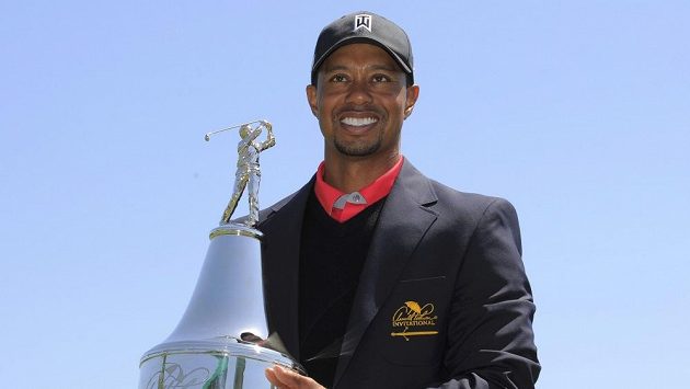 Tiger Woods s trofejí pro vítěze turnaje v Orlandu, díky němuž Američan znovu vystoupal na post světové jedničky. Tiger Woods s trofejí pro vítěze turnaje v Orlandu, díky němuž Američan znovu vystoupal na post světové jedničky.