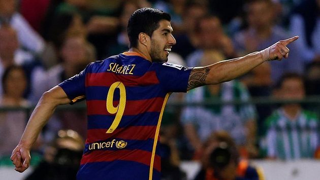 Luis Suárez pečetil výhru Barcelony v lize mad Betisem Sevilla. Luis Suárez pečetil výhru Barcelony v lize mad Betisem Sevilla.