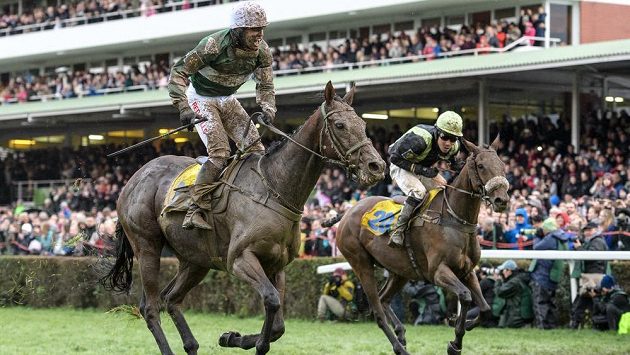 Jan Kratochvíl v sedle hěndáka No Time To Lose spěchá do cíle 127. ročníku Velké pardubické. Jan Kratochvíl v sedle hěndáka No Time To Lose spěchá do cíle 127. ročníku Velké pardubické.