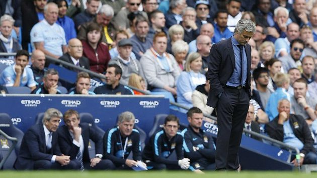 José Mourinho z Chelsea při zápase s Manchesterem City. José Mourinho z Chelsea při zápase s Manchesterem City.