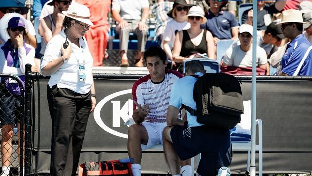 Španěl Nicolás Almagro vzdal první kolo Australian Open po 23 minutách. Španěl Nicolás Almagro vzdal první kolo Australian Open po 23 minutách.
