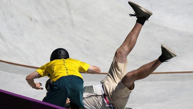 Australský skateboardista Kieran Woolley srazil jednoho z kameramanů během olympijského závodu. Australský skateboardista Kieran Woolley srazil jednoho z kameramanů během olympijského závodu.