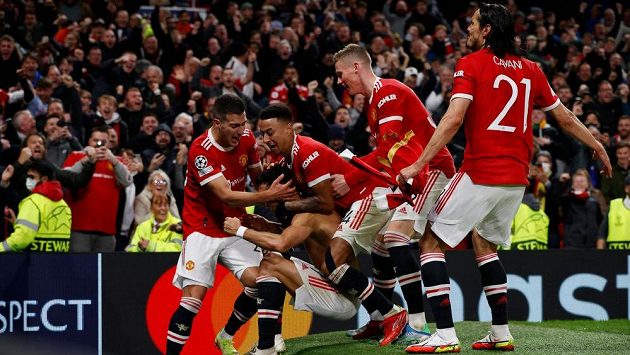 Euforie hráčů Manchesteru United poté, co Cristiano Ronaldo vystřelil v nastavení vystřelil výhru proti Villarrealu. Euforie hráčů Manchesteru United poté, co Cristiano Ronaldo vystřelil v nastavení vystřelil výhru proti Villarrealu.