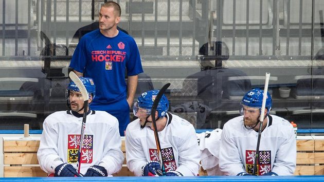 Kondiční trenér Michal Hamršmíd sleduje trénink hokejistů. Kondiční trenér Michal Hamršmíd sleduje trénink hokejistů.