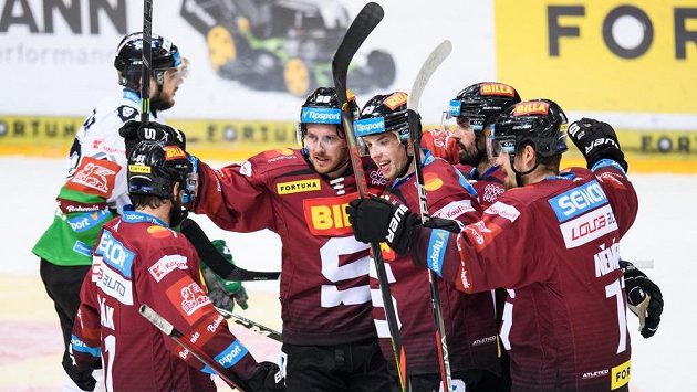 Erik Thorell ze Sparty Praha (třetí zleva) oslavuje se spoluhráči gól. Erik Thorell ze Sparty Praha (třetí zleva) oslavuje se spoluhráči gól.