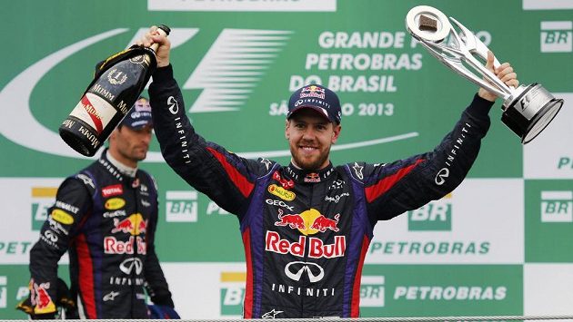 Sebastian Vettel slaví v Brazílii vítěznou a rekordní tečku za letošní sezónou formule 1. Sebastian Vettel slaví v Brazílii vítěznou a rekordní tečku za letošní sezónou formule 1.