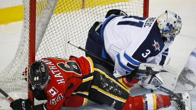 Ondřej Pavelec vychytal v přípravě na NHL proti Calgary čisté konto, ani to mu ale k setrvání v týmu Winnipegu nepomohlo. Ondřej Pavelec vychytal v přípravě na NHL proti Calgary čisté konto, ani to mu ale k setrvání v týmu Winnipegu nepomohlo.