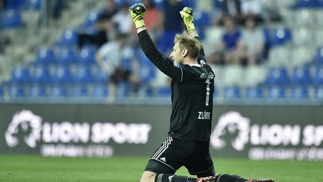 Brankář Zlína Zdeněk Zlámal se raduje z výhry v Mladé Boleslavi. Brankář Zlína Zdeněk Zlámal se raduje z výhry v Mladé Boleslavi.