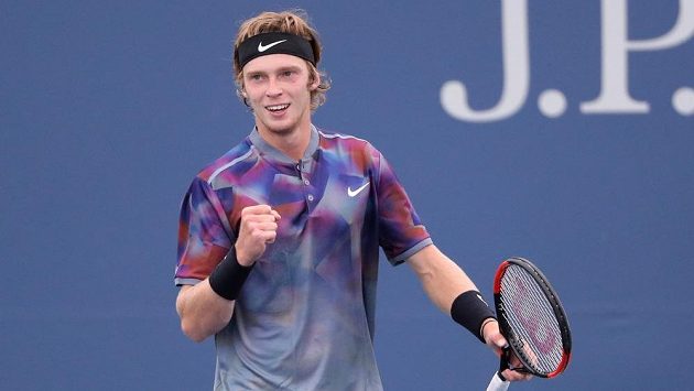 Rus Andrej Rublev se raduje ze senzační výhry nad Grigorem Dimitrovem. Rus Andrej Rublev se raduje ze senzační výhry nad Grigorem Dimitrovem.