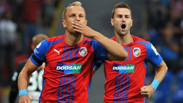 Plzeňský záložník Daniel Kolář (vlevo) a obránce Radim Řezník slaví první gól v síti Jablonce. Plzeňský záložník Daniel Kolář (vlevo) a obránce Radim Řezník slaví první gól v síti Jablonce.