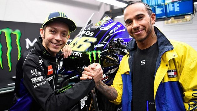 Valentino Rossi a Lewis Hamilton si vymění své stroje. Valentino Rossi a Lewis Hamilton si vymění své stroje.