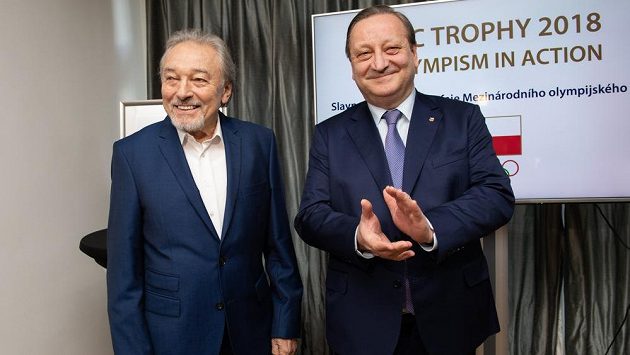 Karel Gott a ombudsman olympijského výboru Alexander Károlyi během předání ceny MOV za rok 2018, dne 10. prosince 2018 v Praze. Karel Gott a ombudsman olympijského výboru Alexander Károlyi během předání ceny MOV za rok 2018, dne 10. prosince 2018 v Praze.