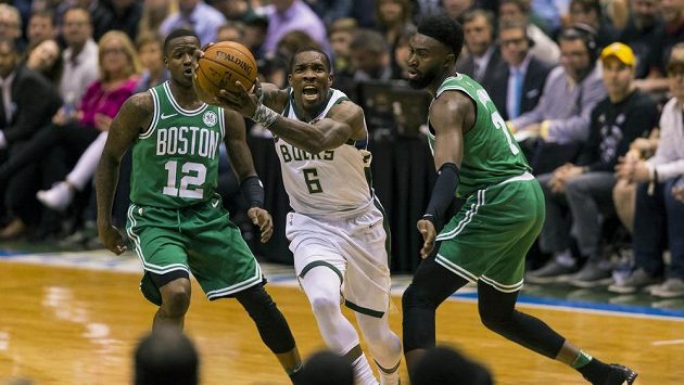 Basketbalista Milwaukee Bucks Eric Bledsoe (6) zakončuje akci v šestém utkání proti Bostonu. Basketbalista Milwaukee Bucks Eric Bledsoe (6) zakončuje akci v šestém utkání proti Bostonu.