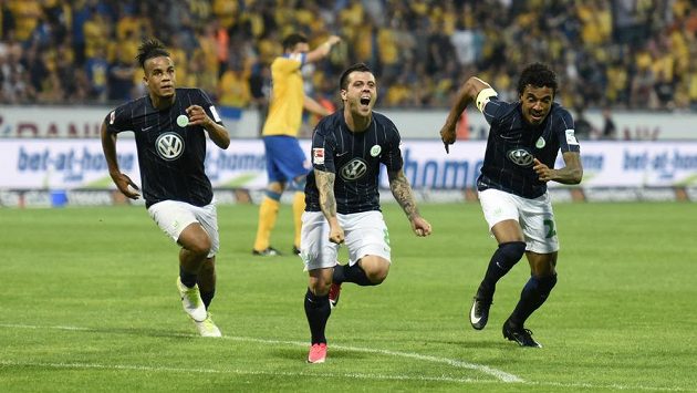 Záložník Wolfsburgu Vieirinha (uprostřed) vstřelil jediný gól odvetného barážového střetnutí o bundesligu. Záložník Wolfsburgu Vieirinha (uprostřed) vstřelil jediný gól odvetného barážového střetnutí o bundesligu.