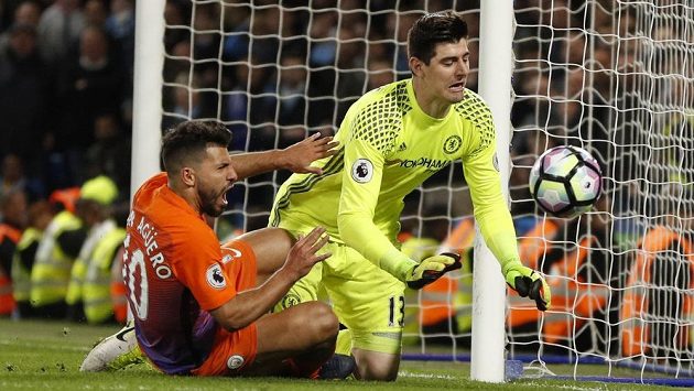 Brankář Chelsea Thibaut Courtois likviduje šanci Sergia Agüera z Manchesteru City. Brankář Chelsea Thibaut Courtois likviduje šanci Sergia Agüera z Manchesteru City.