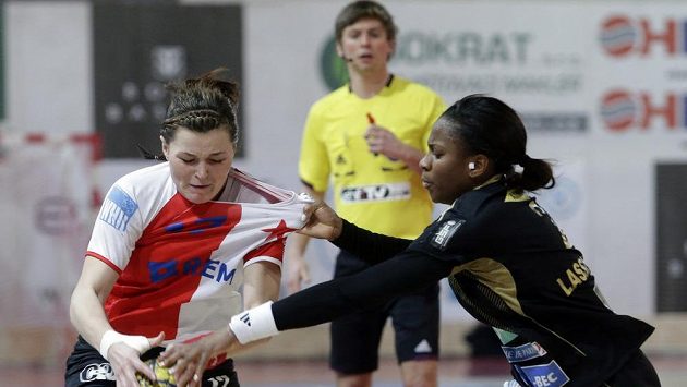 Hana Kutlvašrová z DHC Slavia Praha (v bílo-červeném) a Coralie Lassource z Issy Paris Hand v odvetném čtvrtfinálovém zápase Challenge cupu. Hana Kutlvašrová z DHC Slavia Praha (v bílo-červeném) a Coralie Lassource z Issy Paris Hand v odvetném čtvrtfinálovém zápase Challenge cupu.