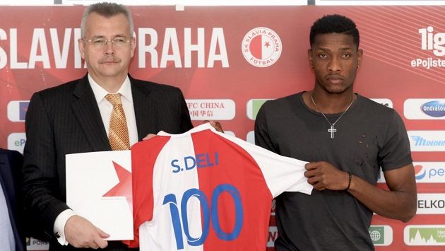 Jaroslav Tvrdík (vlevo) a Simon Deli po prodloužení smlouvy. Jaroslav Tvrdík (vlevo) a Simon Deli po prodloužení smlouvy.