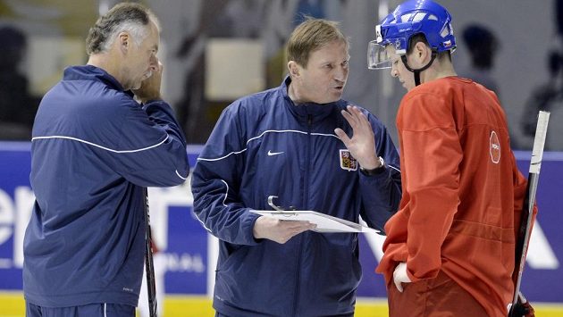 Manažer národního týmu Slavomír Lener (vlevo), trenér Alois Hadamczik (uprostřed) a útočník Tomáš Hertl (vpravo). Manažer národního týmu Slavomír Lener (vlevo), trenér Alois Hadamczik (uprostřed) a útočník Tomáš Hertl (vpravo).