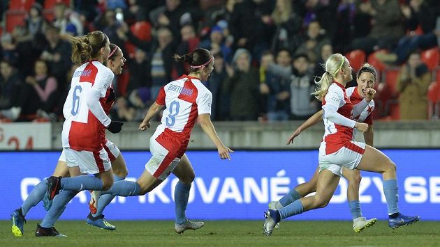 Radost střelkyně jediného gólu Slavie Kateřiny Svitkové (druhá zprava) v domácím čtvrtfinálovém zápase Ligy mistryň proti Bayernu Mnichov. Radost střelkyně jediného gólu Slavie Kateřiny Svitkové (druhá zprava) v domácím čtvrtfinálovém zápase Ligy mistryň proti Bayernu Mnichov.