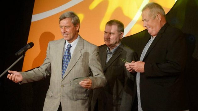 Basketbalová ikona 80. let Kamil Brabenec (vlevo) slaví 70. narozeniny. Basketbalová ikona 80. let Kamil Brabenec (vlevo) slaví 70. narozeniny.