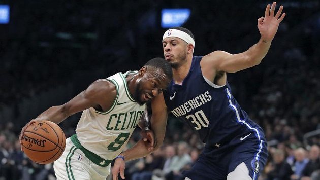 Kemba Walker (vlevo) z Bostonu se v utkání NBA snaží probít přes bránícího Setha Curryho z Dallasu. Kemba Walker (vlevo) z Bostonu se v utkání NBA snaží probít přes bránícího Setha Curryho z Dallasu.