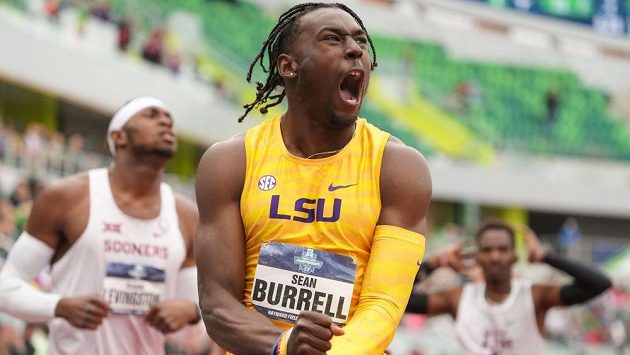 Sean Burrell se raduje po závodě juniorů na 400 m překážek. Sean Burrell se raduje po závodě juniorů na 400 m překážek.