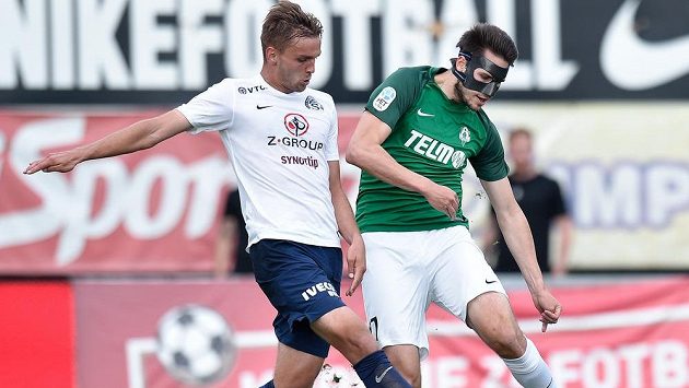 Tomáš Břečka (vlevo) v dresu Slovácko v souboji s jabloneckým Vojtěchem Kubistou. Od nové sezóny budou oba nastupovat v barvách severočeského klubu. Tomáš Břečka (vlevo) v dresu Slovácko v souboji s jabloneckým Vojtěchem Kubistou. Od nové sezóny budou oba nastupovat v barvách severočeského klubu.