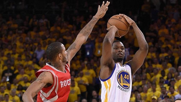 Harrison Barnes (vpravo) z Golden State a houstonský Trevor Ariza. Harrison Barnes (vpravo) z Golden State a houstonský Trevor Ariza.