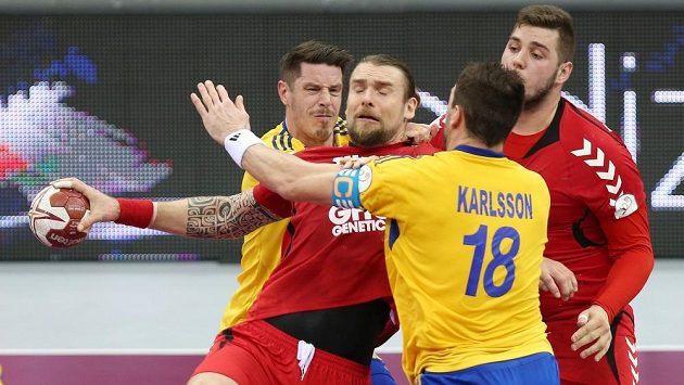 Ani urostlý Pavel Horák se proti švédské obraně příliš neprosadil. Ani urostlý Pavel Horák se proti švédské obraně příliš neprosadil.