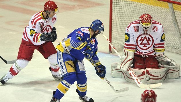 Třinecký brankář Šimon Hrubec (vpravo) v duelu se Zlínem. Třinecký brankář Šimon Hrubec (vpravo) v duelu se Zlínem.
