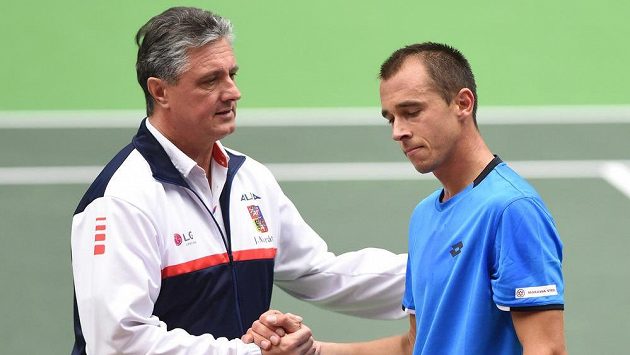Nehrající daviscupový kapitán Jaroslav Navrátil si podává ruku s Lukášem Rosolem po porážce od Bernerda Tomice. Nehrající daviscupový kapitán Jaroslav Navrátil si podává ruku s Lukášem Rosolem po porážce od Bernerda Tomice.