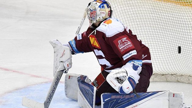 Brankář Sparty Petr Kváča právě dostal první gól. Brankář Sparty Petr Kváča právě dostal první gól.