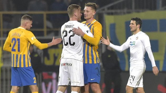 Hráči se zdraví po skončení zápasu. Zleva Václav Juřena z Opavy, Jakub Brabec z Plzně, Dominik Simerský z Opavy a Milan Havel z Plzně. Hráči se zdraví po skončení zápasu. Zleva Václav Juřena z Opavy, Jakub Brabec z Plzně, Dominik Simerský z Opavy a Milan Havel z Plzně.