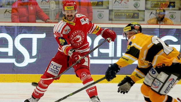 Třinecký útočník Jakub Klepiš (vlevo) během pátého finálového duelu play off s Litvínovem. Třinecký útočník Jakub Klepiš (vlevo) během pátého finálového duelu play off s Litvínovem.