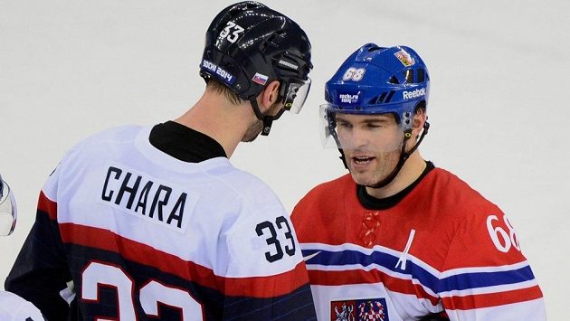 Jaromír Jágr a Zdeno Chára po vzájemném zápase Česka se Slovenskem na zimních olympijských hrách v Soči v roce 2014. Jaromír Jágr a Zdeno Chára po vzájemném zápase Česka se Slovenskem na zimních olympijských hrách v Soči v roce 2014.