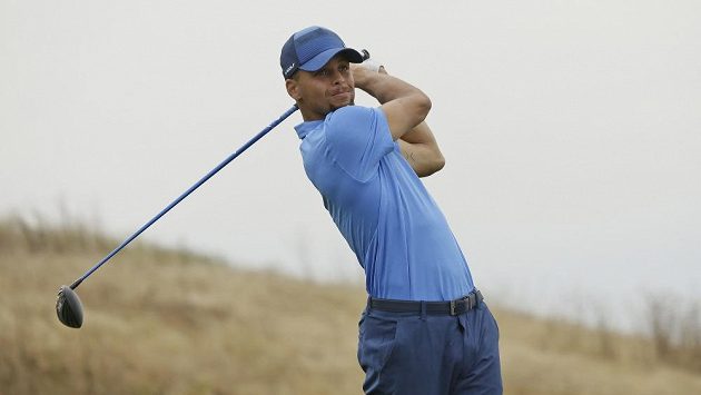 Stephen Curry v akci na golfovém turnaji nižší americké série Web.com Tour. Stephen Curry v akci na golfovém turnaji nižší americké série Web.com Tour.
