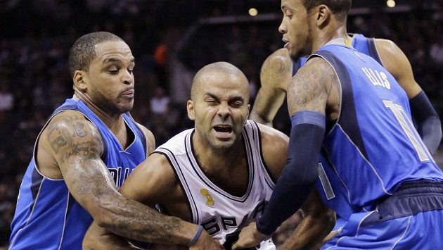 Tony Parker (uprostřed) ze San Antonia v "péči" dvojice Jameer Nelson (vlevo) a Monta Ellis z Dallasu. Tony Parker (uprostřed) ze San Antonia v "péči" dvojice Jameer Nelson (vlevo) a Monta Ellis z Dallasu.