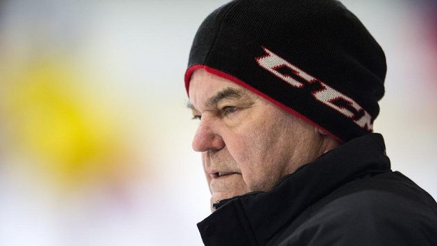 Trenér Vladimír Vůjtek během tréninku hokejové reprezentace. Trenér Vladimír Vůjtek během tréninku hokejové reprezentace.