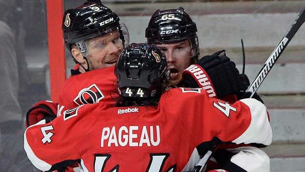 Útočník Ottawy Milan Michálek (vlevo) slaví se spoluhráči Jeanem-Gabrielem Pageauem a střelcem Erikem Karlssonem gól v síti Toronta. Útočník Ottawy Milan Michálek (vlevo) slaví se spoluhráči Jeanem-Gabrielem Pageauem a střelcem Erikem Karlssonem gól v síti Toronta.