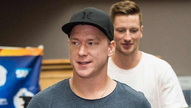 Ondřej Palát na srazu hokejové reprezentace před Světovým pohárem v prážském hotelu Hilton. Andrej Šustr za ním. Ondřej Palát na srazu hokejové reprezentace před Světovým pohárem v prážském hotelu Hilton. Andrej Šustr za ním.
