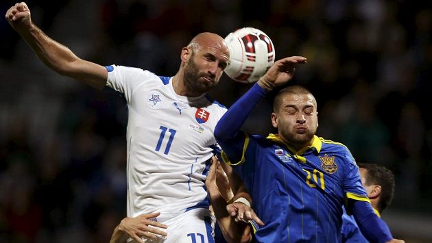 Slovenský útočník Róbert Vittek (vlevo) a Jaroslaw Rakyckij z Ukrajiny. Slovenský útočník Róbert Vittek (vlevo) a Jaroslaw Rakyckij z Ukrajiny.