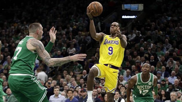 Basketbalista Los Angeles Lakers Rajon Rondo (9) míří na koš v duelu s Bostonem Celtics. Basketbalista Los Angeles Lakers Rajon Rondo (9) míří na koš v duelu s Bostonem Celtics.