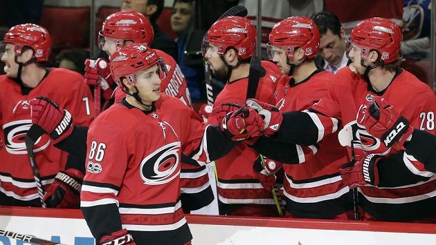 Útočník Caroliny Hurricanes Teuvo Teravainen (86) slaví se spoluhráči gól proti New Yorku Islanders. Útočník Caroliny Hurricanes Teuvo Teravainen (86) slaví se spoluhráči gól proti New Yorku Islanders.