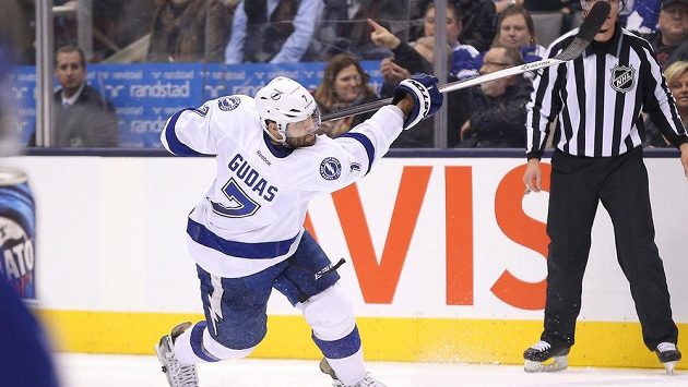 Obránce Tampy Bay Radko Gudas střílí na bránu Toronta. Obránce Tampy Bay Radko Gudas střílí na bránu Toronta.